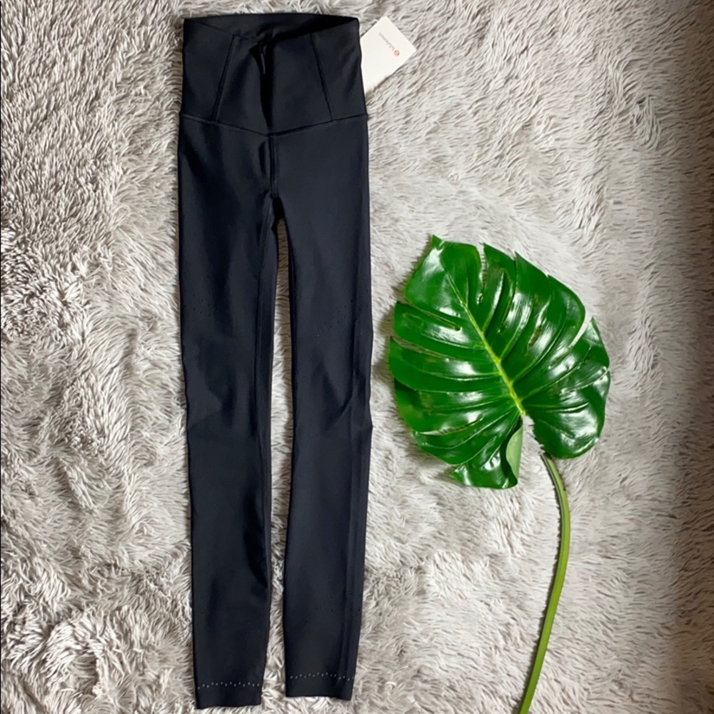 NWT Lululemon black  in focus run tight size 2 - Picture 2 of 10